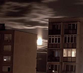 Ritka légköroptikai jelenség Győrben, egy holdoszlop