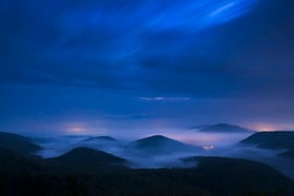 Hajnali köd varázsolta misztikussá a Dunakanyar környékét