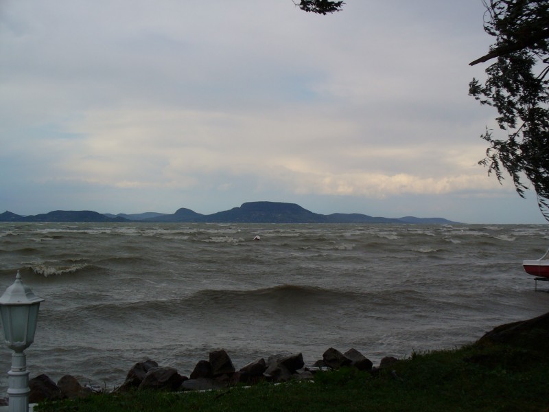 A háborgó Balaton