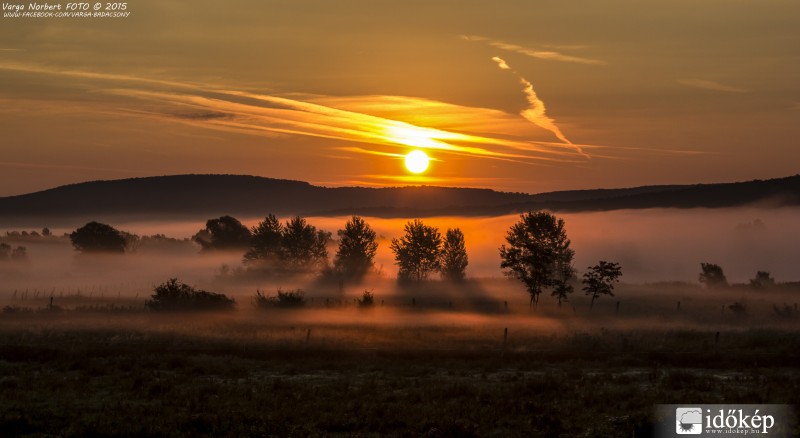 Sekély köd, napfelkeltével fűszerezve