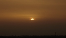 Szaharai por által színezett naplemente