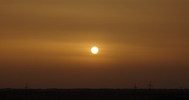 Szaharai por által színezett naplemente