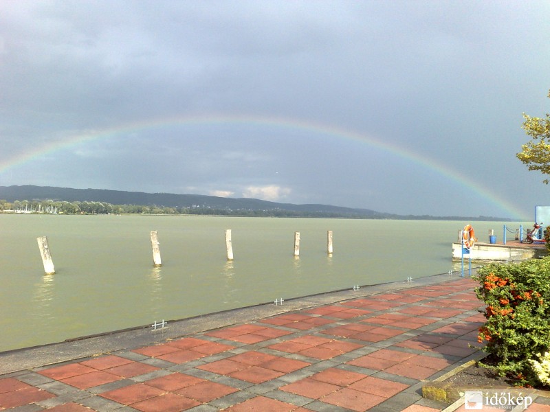 A Balaton nyárvégi búcsú ajándéka