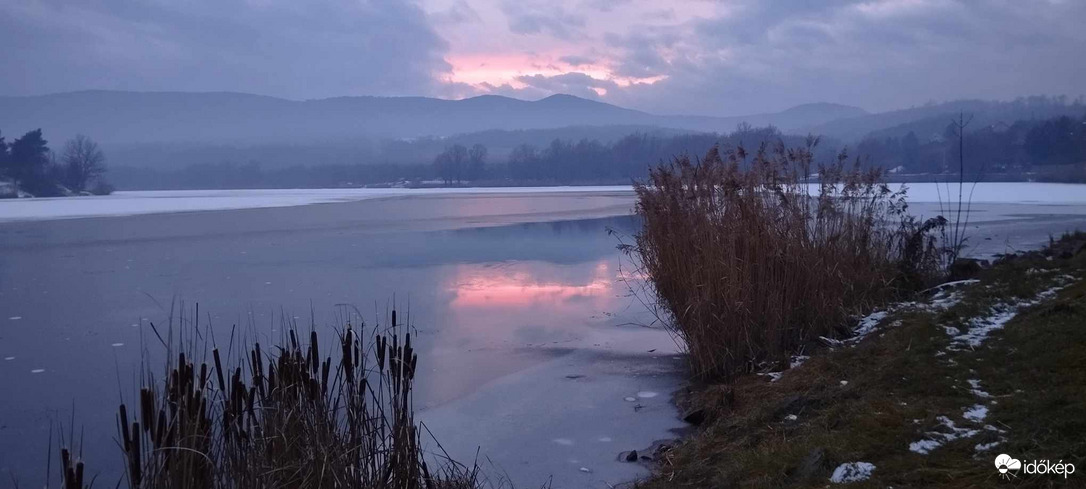 Mai naplemente a Varbói-tónál