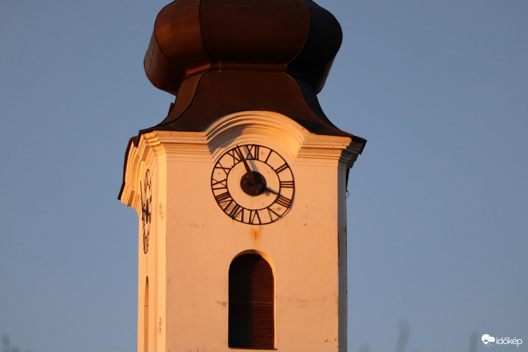 Naplemente utolsó fénye a templom tornyon