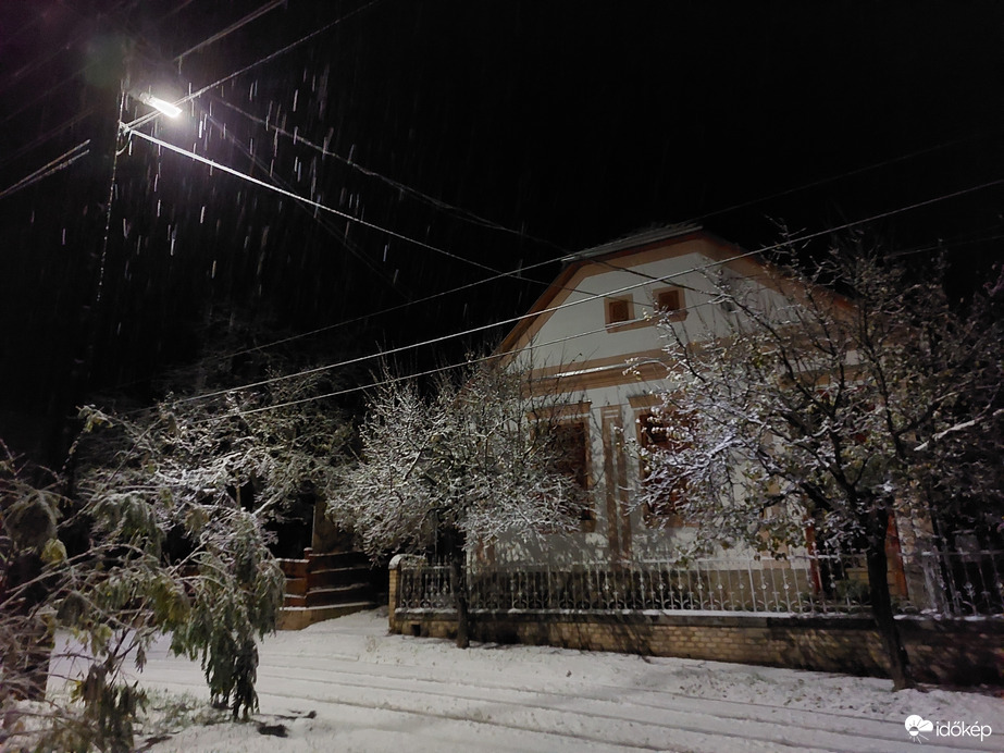 3-5 cm a lehullott hó vastagsága 