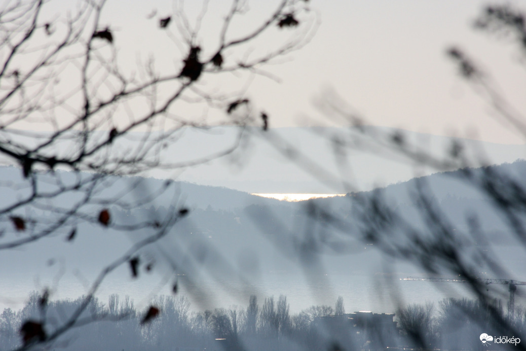 Tihanyon túl megcsillan a Balaton