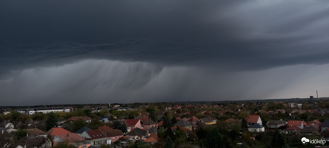 Vihar elött,a templom toronyból