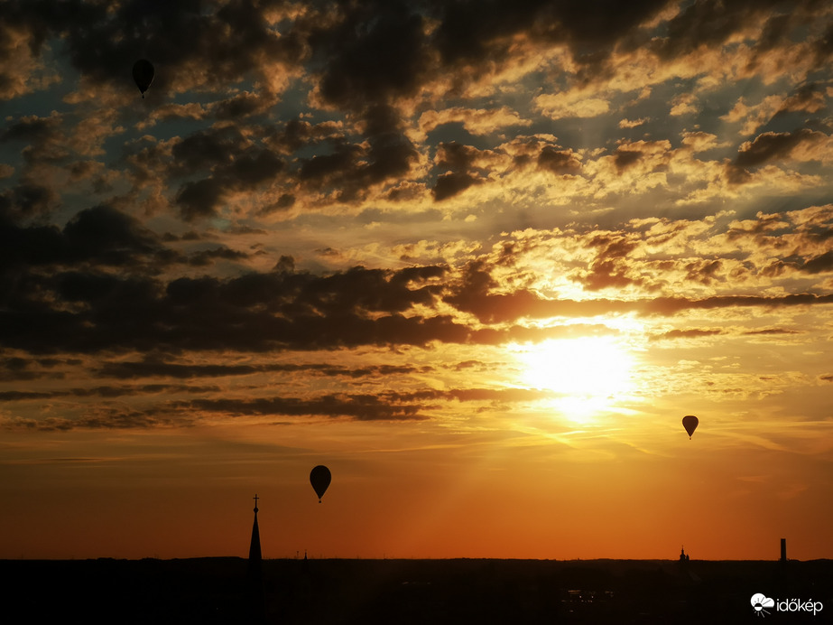 Naplemente ballonokkal 