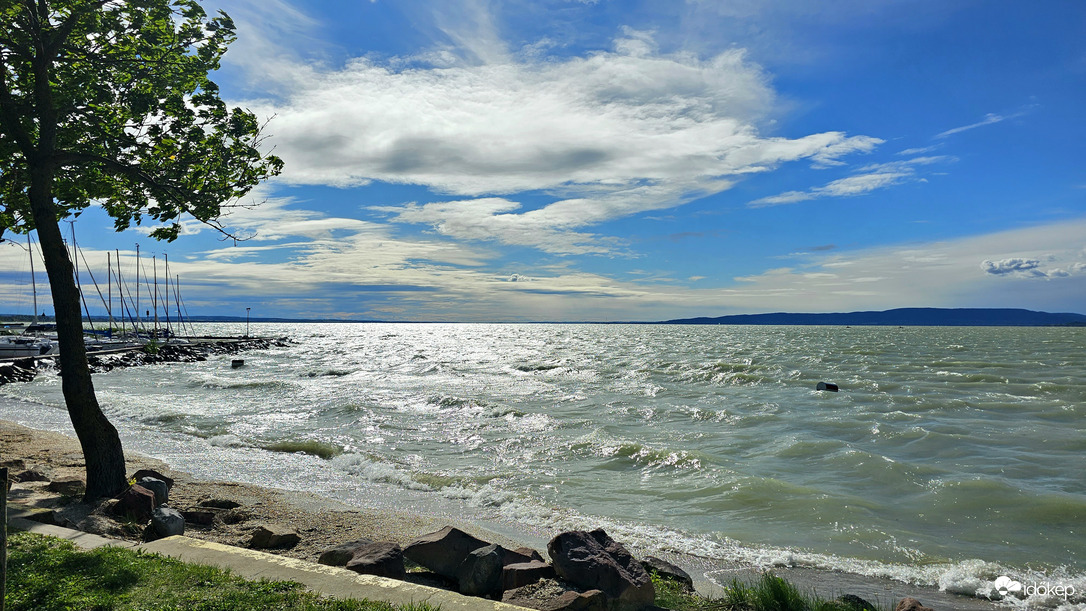 Látkép a fonyódi strandról