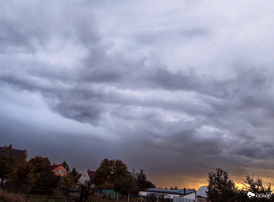 Polgárdi,szemerkélő eső,gyenge szellő,18fok