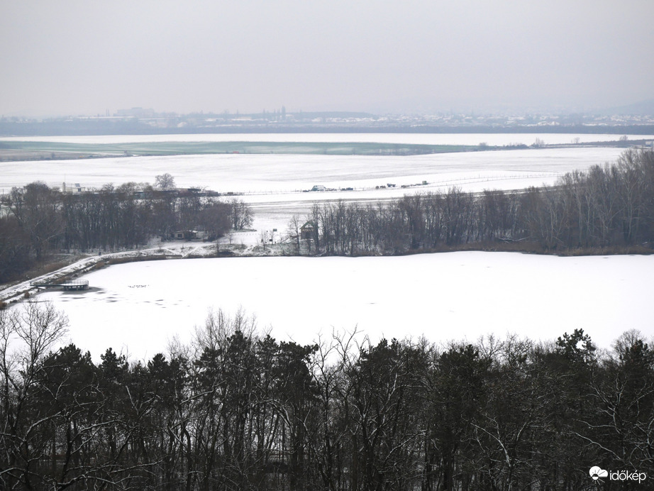 Naplás-tó befagyva, hóval borítva