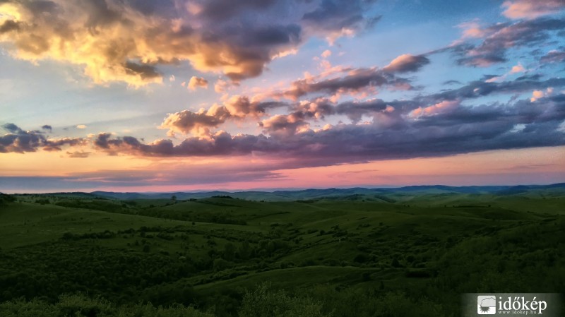 Naplemente a dombtetők felett