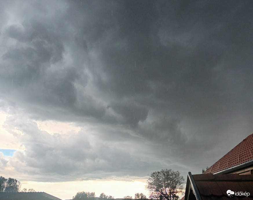 Thundery downpour 