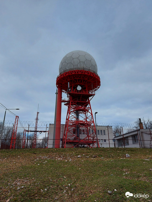 Radarállomás a Kőris-hegyen.