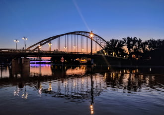 Az áradó Mosoni-Duna naplemente alatt