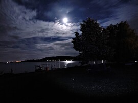 Holdfényes éjjel a Balaton partján 