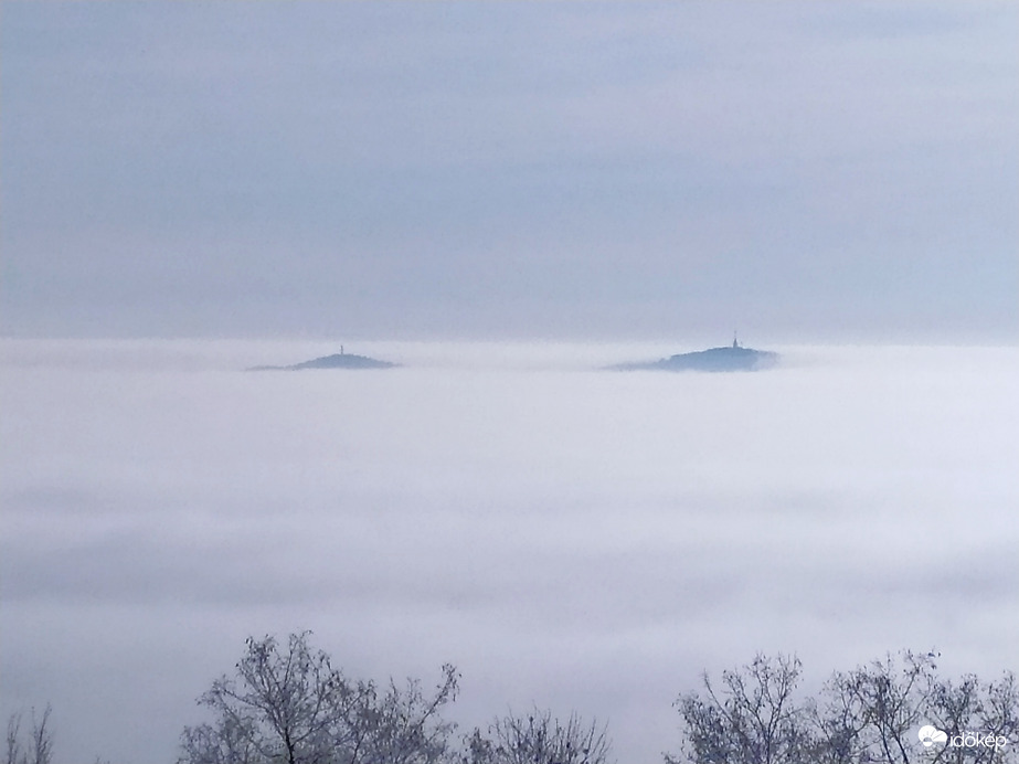 A badacsonyi Kisfaludy-házból fotózva. A két fonyódi hegy épp kilátszik a ködből.