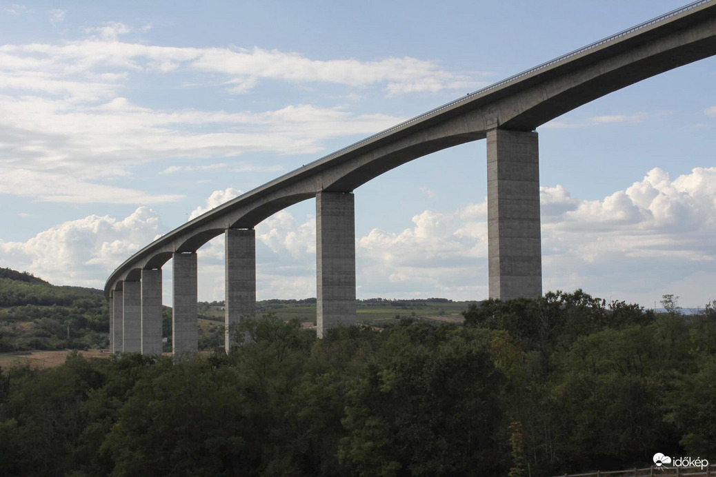 Kőröshegyi völgyhíd, alulnézet