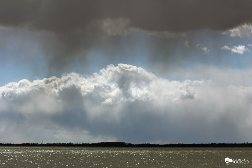 Felhők a Balaton felett