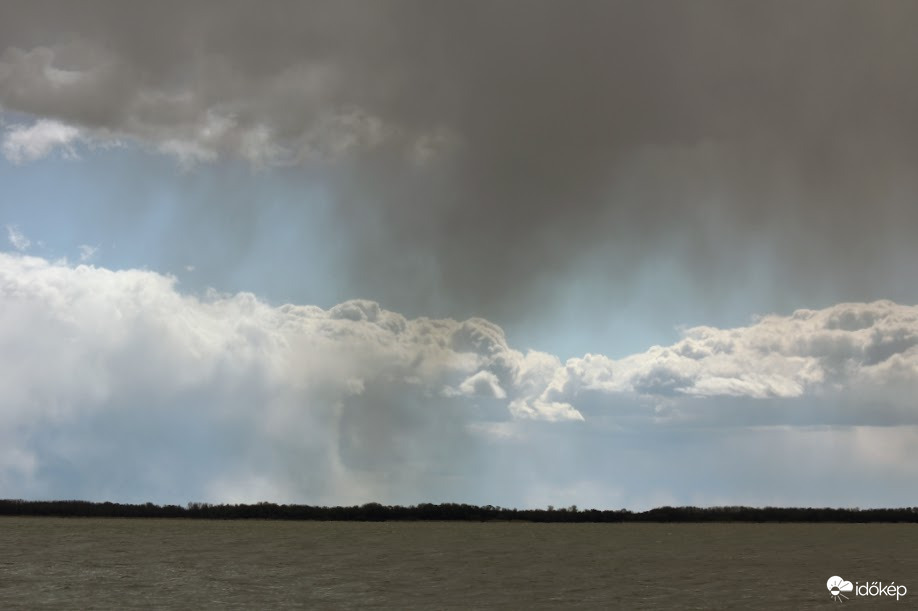 Felhők a Balaton felett