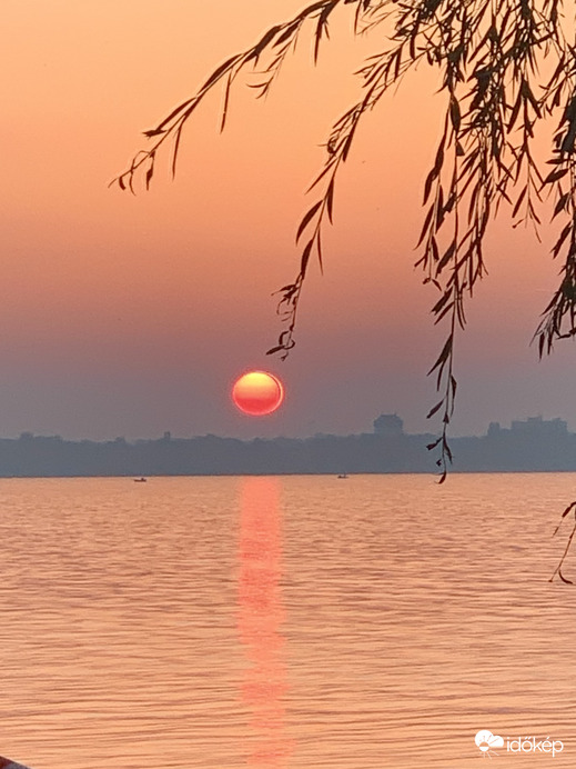 Mai ködös lemenő