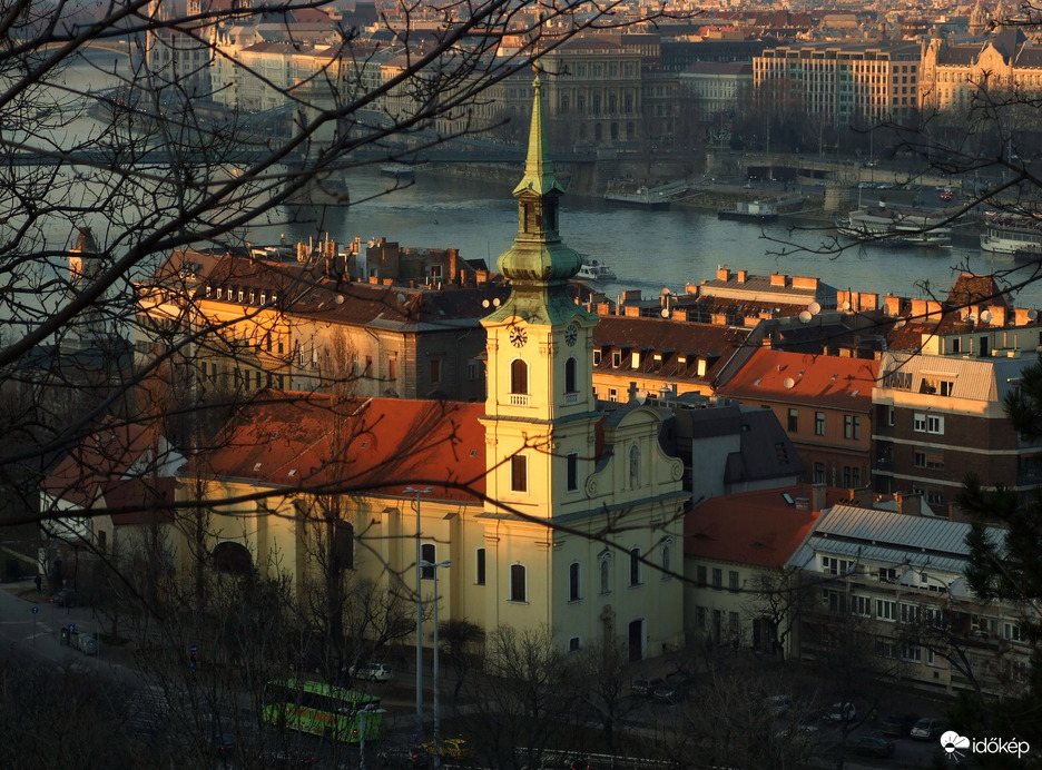 A napnyugta fényében