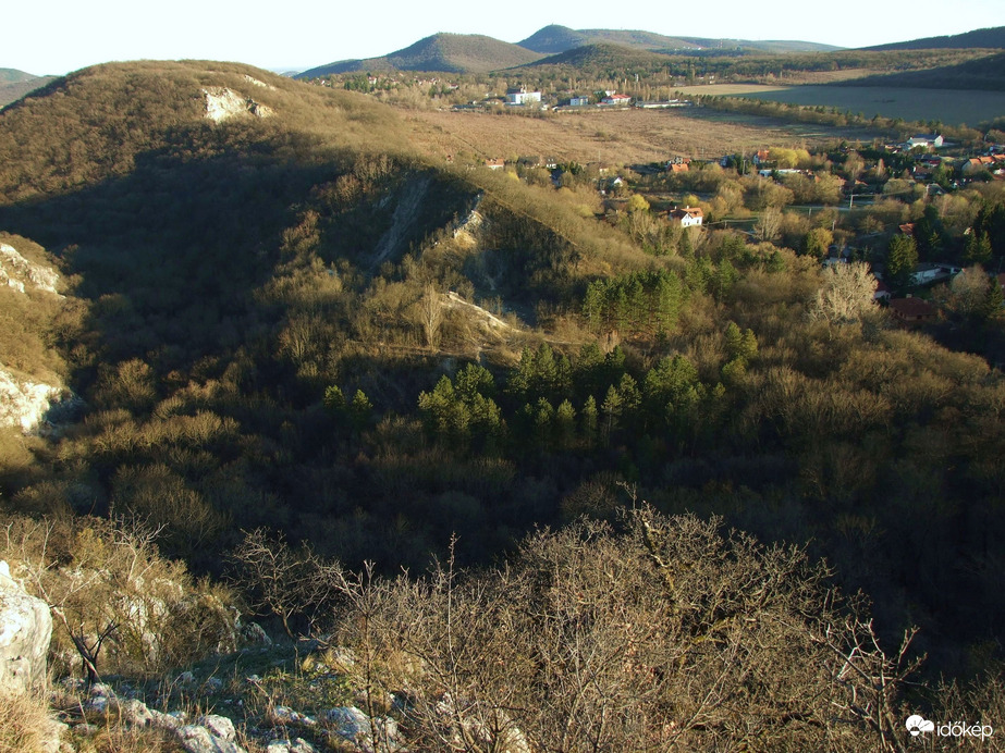 kilátás a Remete-hegyről (szemben a János-hegy és a Nagy Hárs-hegy)