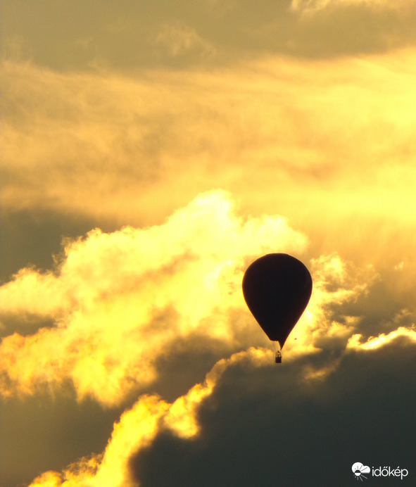 Hőlégballon és a lemenő nap fénye