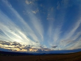 Legyező felhők a Bükk felett, napnyugta előtt