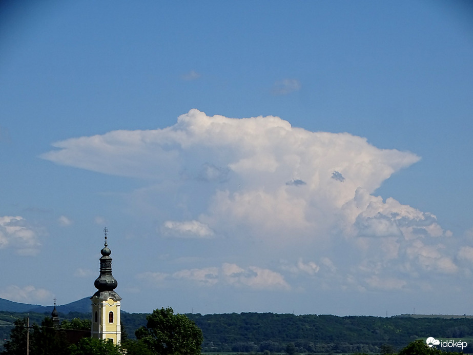 Távoli zivatarfelhő 