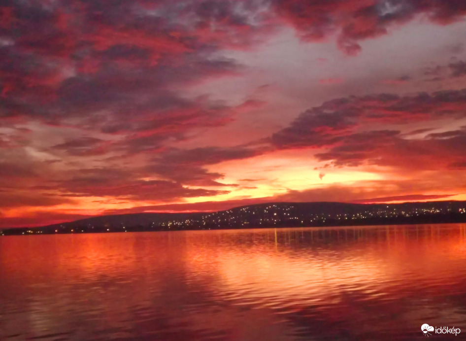 Csodás naplemente a Balatonon 12.18.