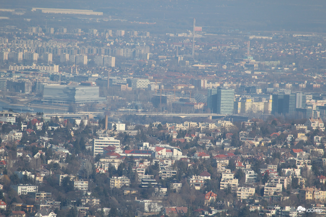 Budapest, előtérben a Rózsadomb, háttérben az Áprád-híd