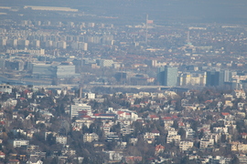 Budapest, előtérben a Rózsadomb, háttérben az Áprád-híd