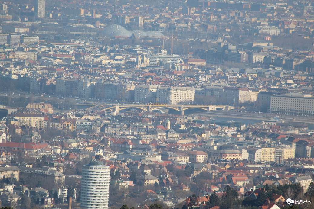 Budapest Margit-híd, háttérben a Biodóm