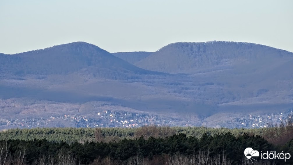 A Pilis hegység délelőtt.