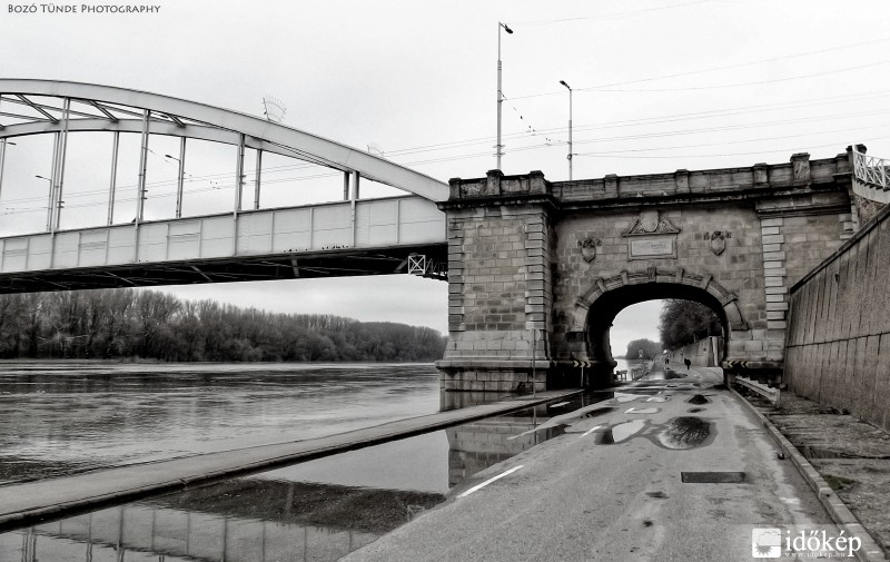 Áradó Tisza a szegedi Belvárosi hídnál