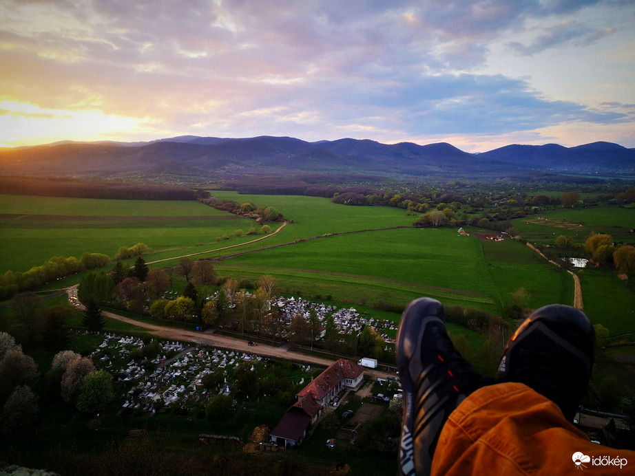 A lemenő nap fényei a Nógrádi várból