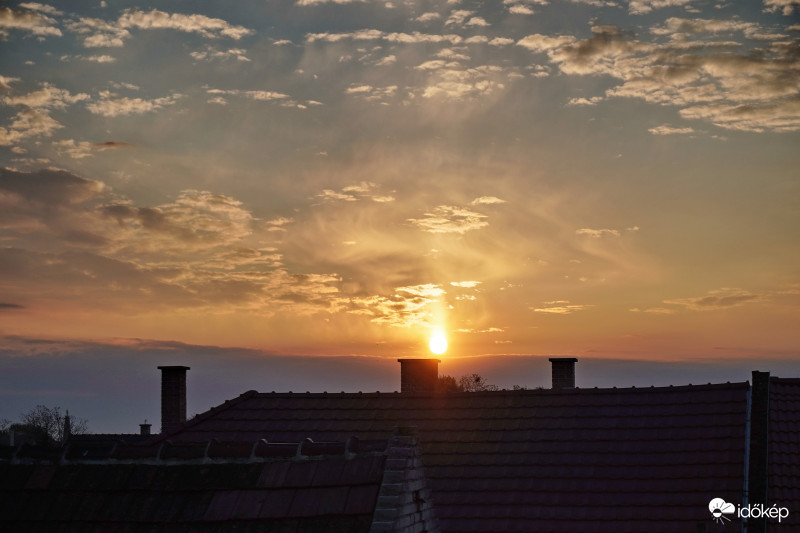 Naposzlop a reggeli égen.