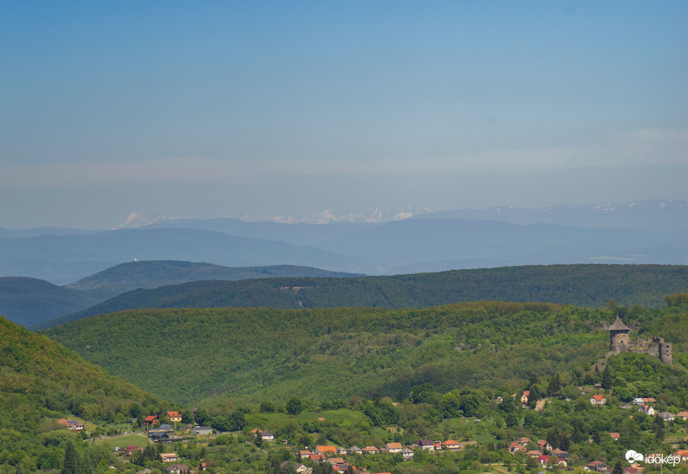 Somoskői vár, háttérben a Magas-tátra