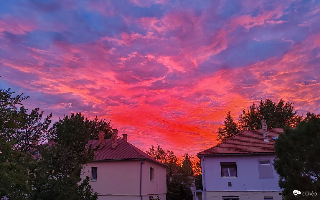 Tűzbe borult égbolt Gyöngyös felett