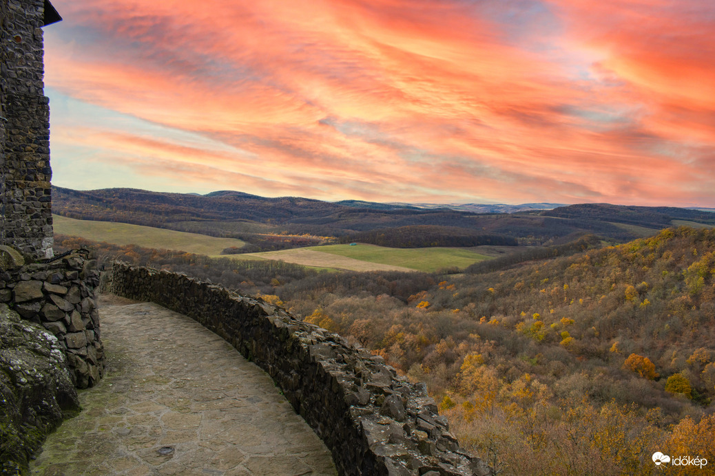 Hollókői várban sétálva csodálatos panoráma tárul elénk. Őszi színekben pompázik a táj.