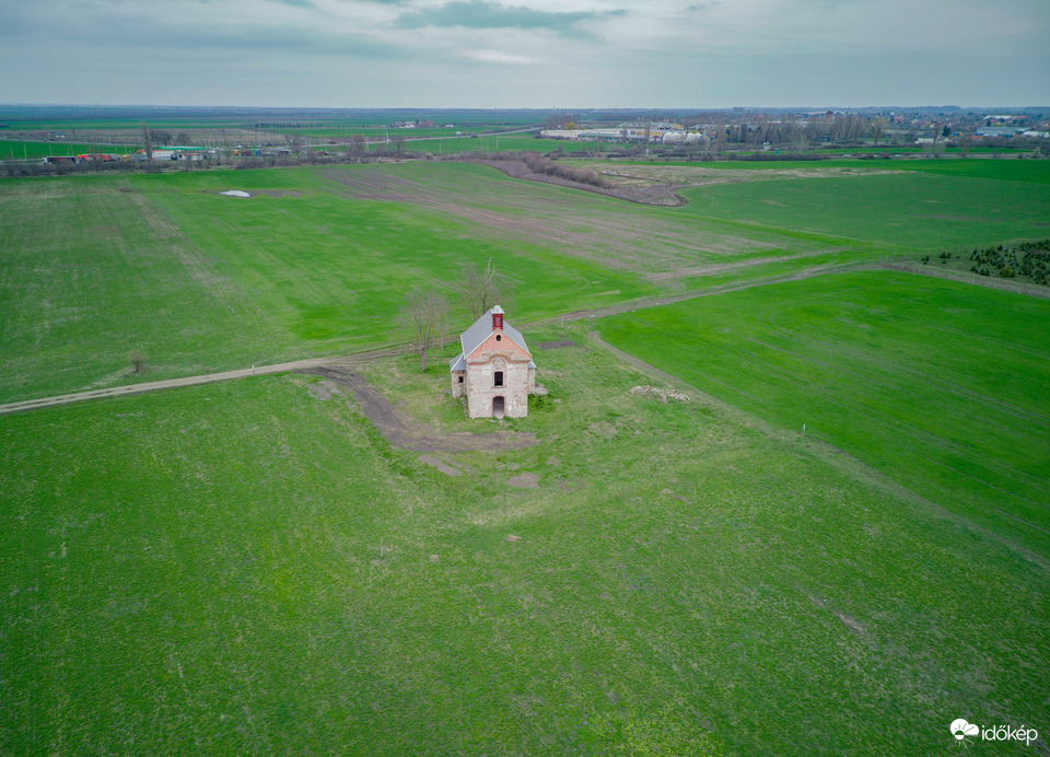 Kápolna a magasból