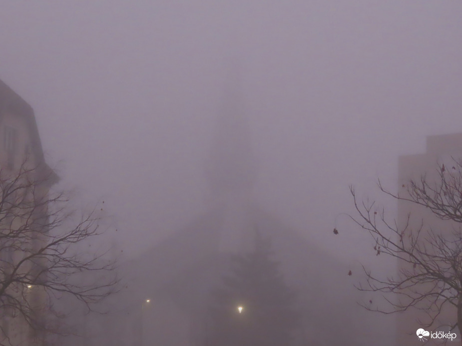 A sűrű ködön csak a körvonalak sejlenek át