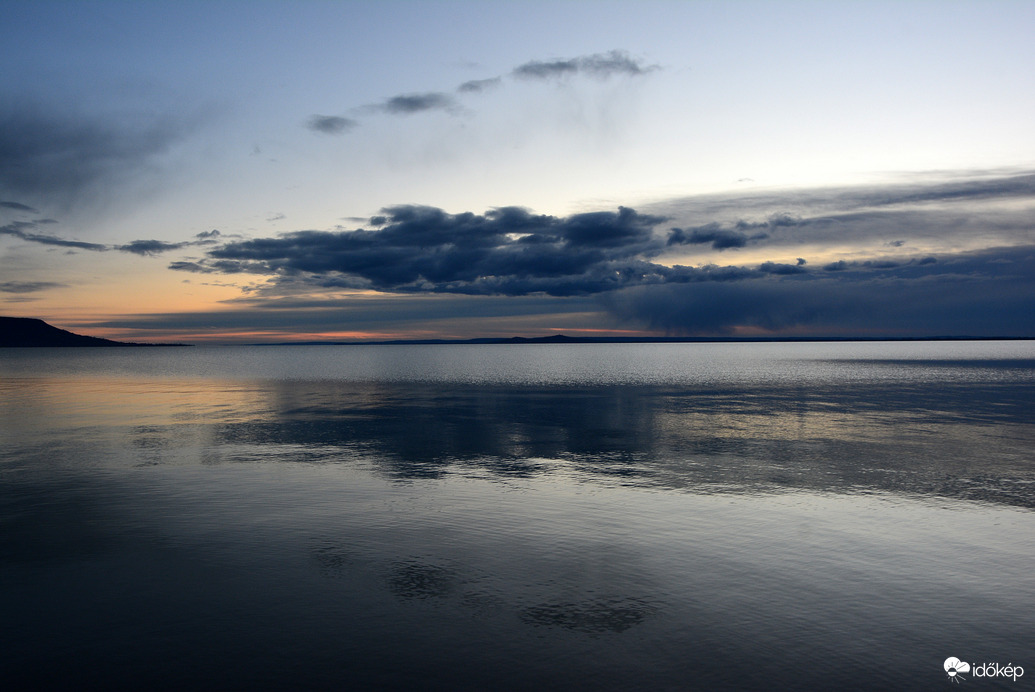 Tükröződő felhők Balatongyörökön 11.25.