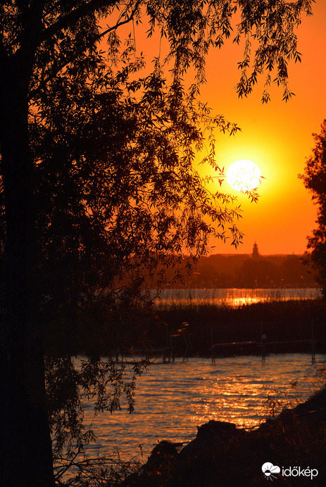 Április utolsó nyárias naplementéje a Balatonon 04.30.