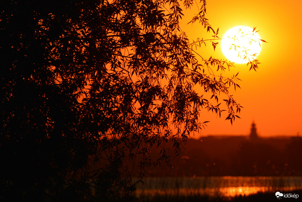 Április utolsó nyárias naplementéje a Balatonon 04.30.