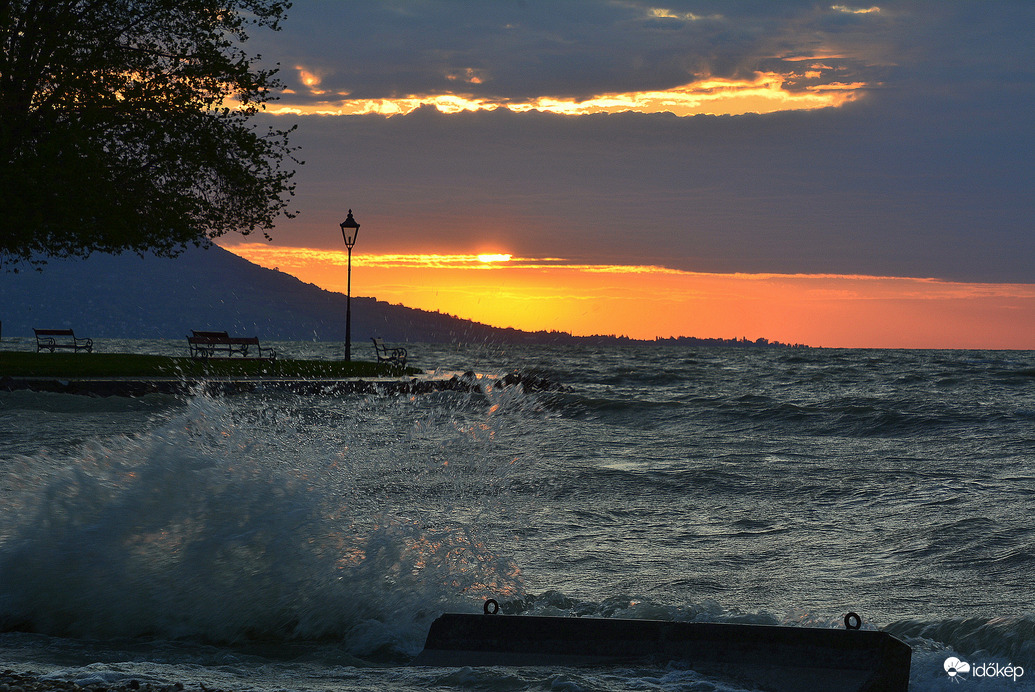 Festői napkelte hatalmas hullámokkal május első napján a Balatonon