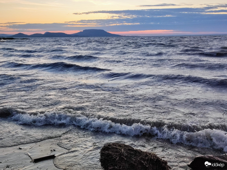 Szélvihar és hatalmas hullámok május első napján a Balatonon 