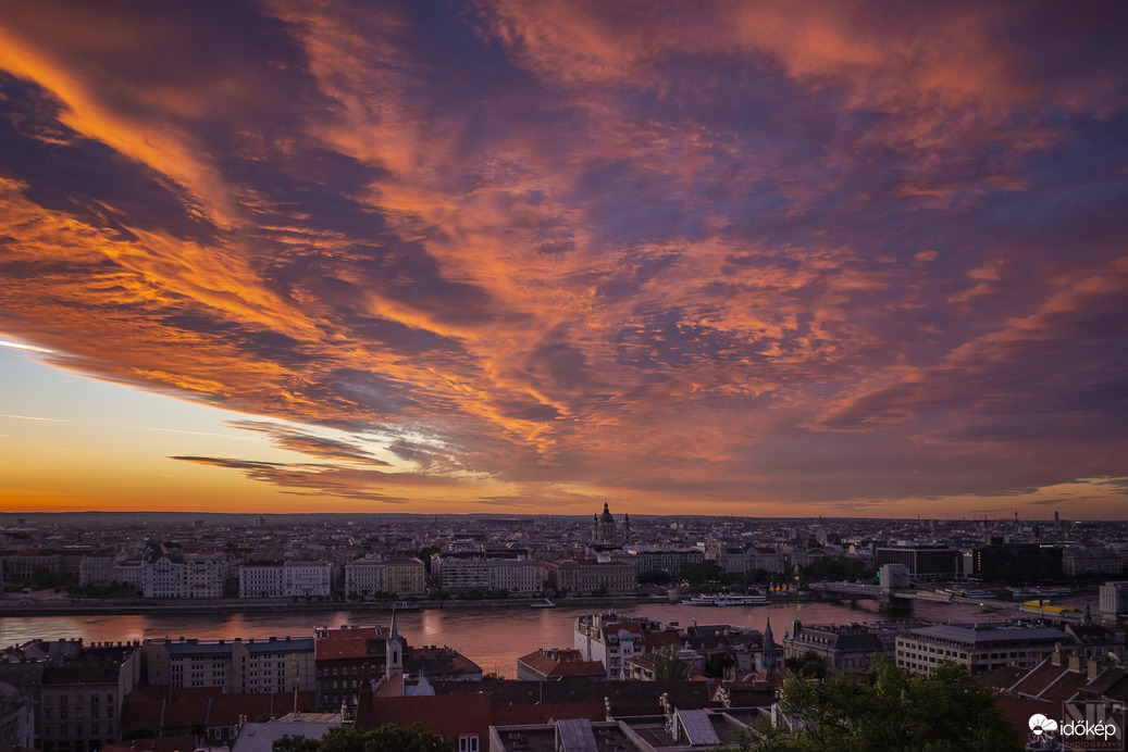 Május 22-i napfelkelte Budapest felett